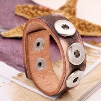 Buttoned leather bracelet