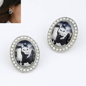 The European and American fashion and concise beauty temperament stud earrings